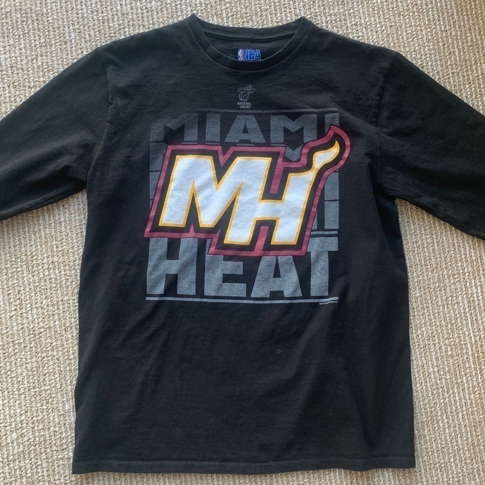 MIAMI HEAT LONG SLEEVE T-SHIRT SZ LARGE